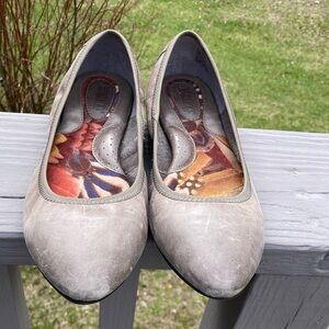 Like new used a few times- Born